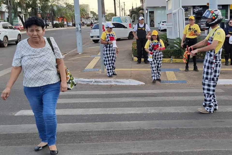 Ação do Detran-RO usa performance educativa para reforçar o respeito ao pedestre e travessia segura