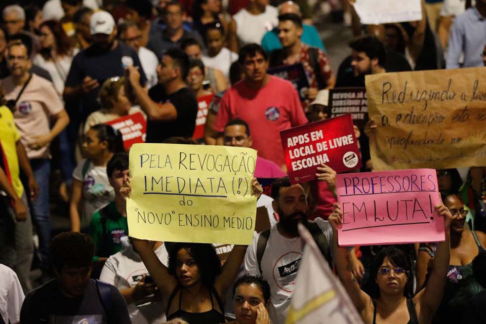 Estudantes fazem passeata pela revogação do novo ensino médio em SP