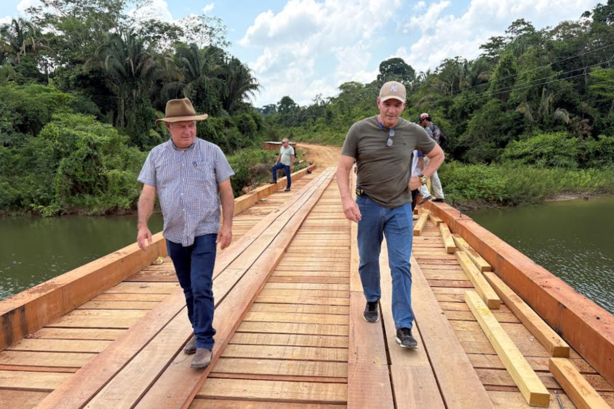 Pedro Fernandes acompanha obras do DER na Ponte do Cabeça, na RO-010