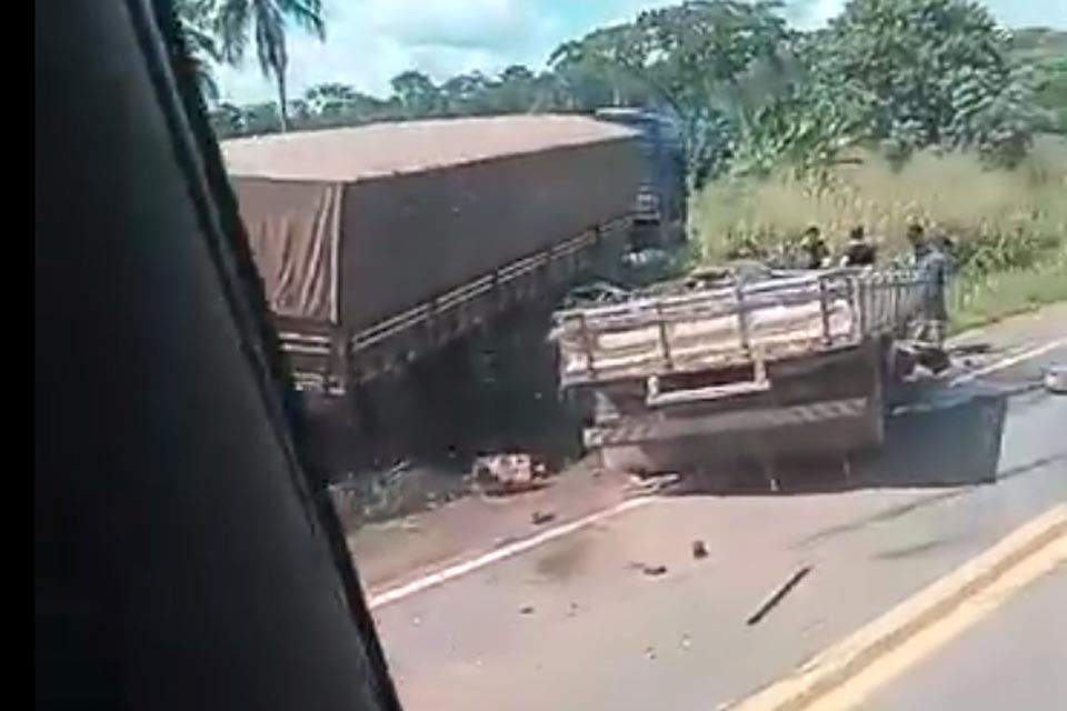Colisão frontal entre carreta e caminhão deixa dois mortos na BR-364