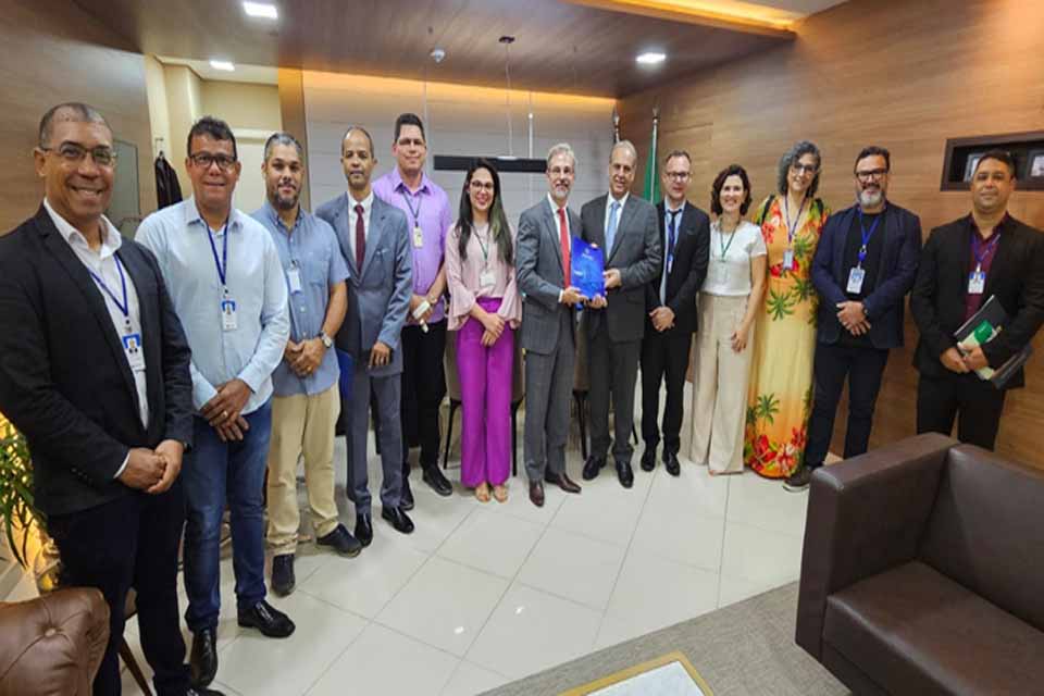 Revisão do Plano de Cargos, Carreiras e Salários de servidores é entregue ao Presidente do TJRO