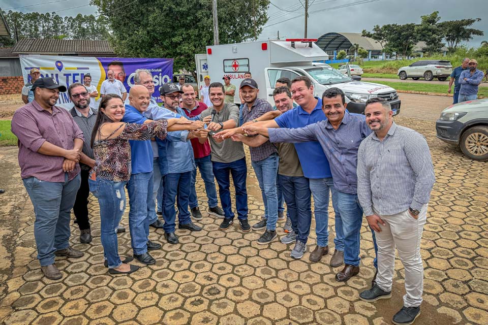 Deputado Cássio Gois entrega ambulância para reforçar atendimento de saúde em Santana do Guaporé, distrito de São Miguel