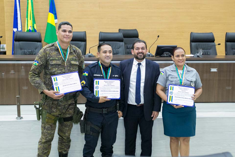 Deputado Laerte Gomes preside sessão solene para entrega Medalha do Mérito Legislativo a policiais militares