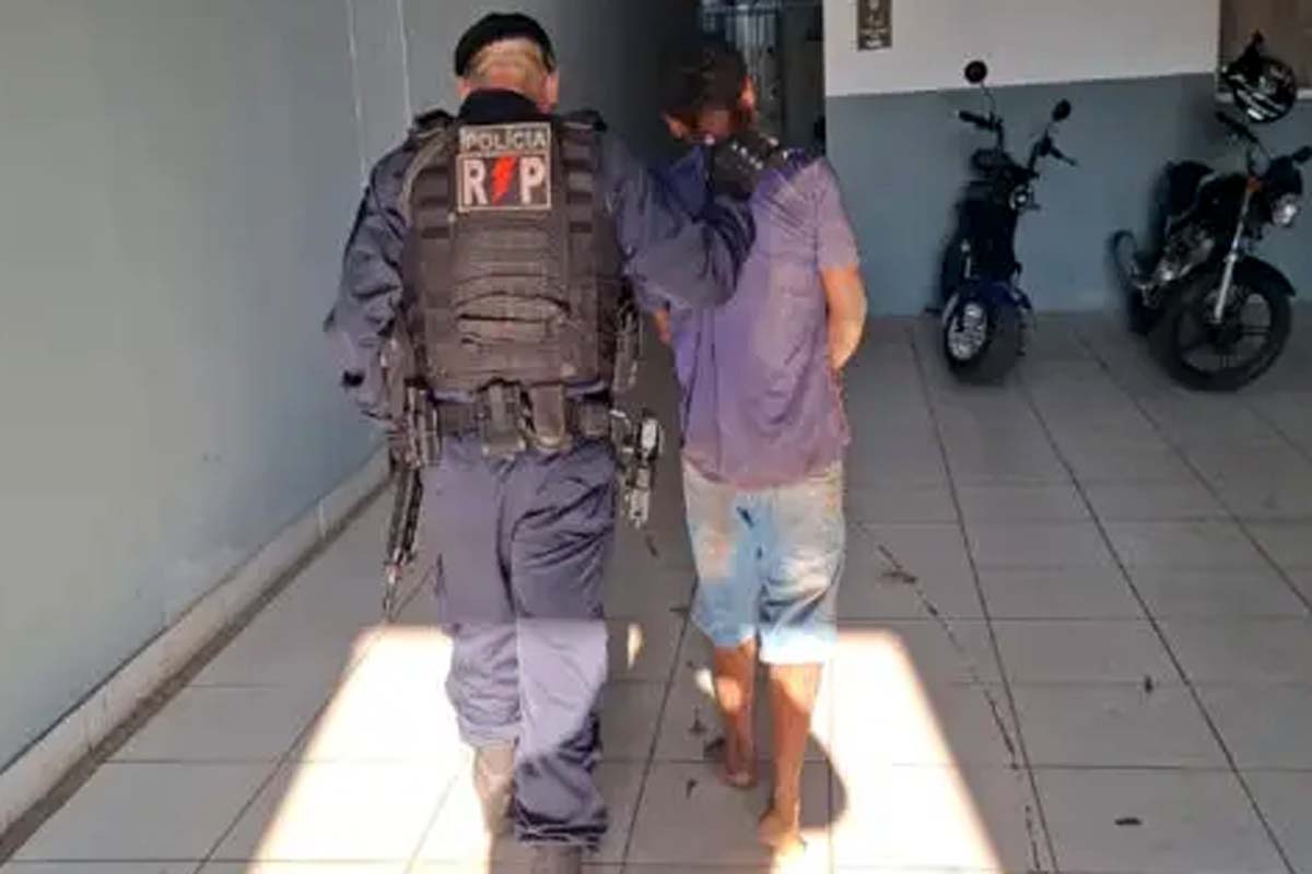 População detém homem suspeito de tentar furtar restaurante 