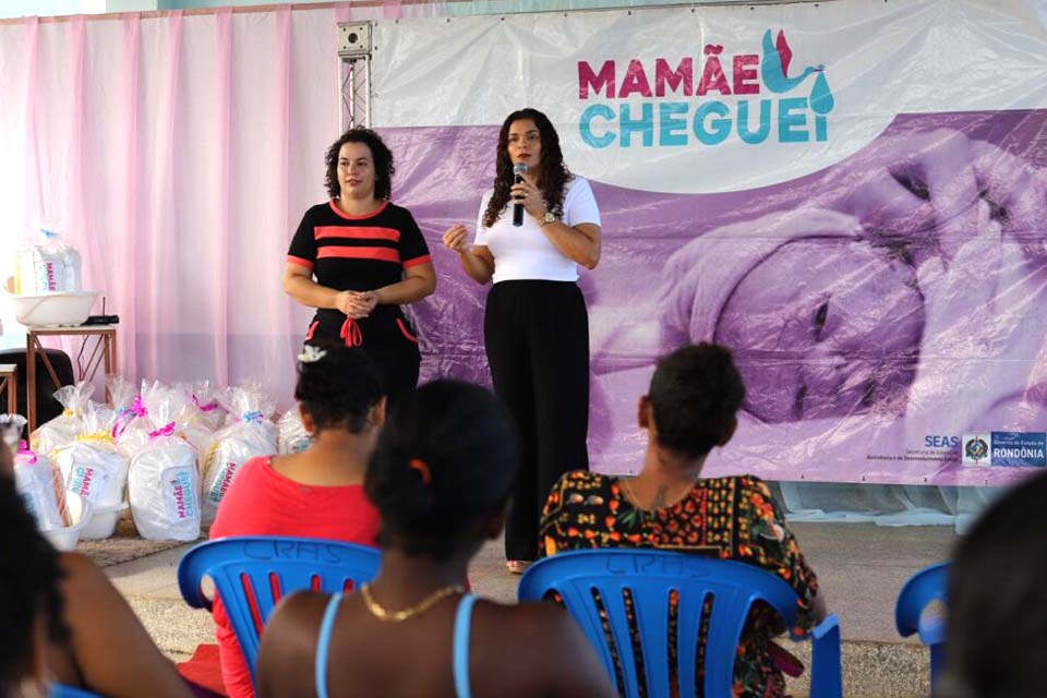 Kits enxoval são entregues pela Seas e área de construção do Cras é visitada