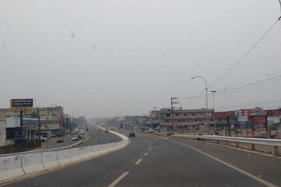 Cidade é coberta por fumaça de queimadas realizadas na região