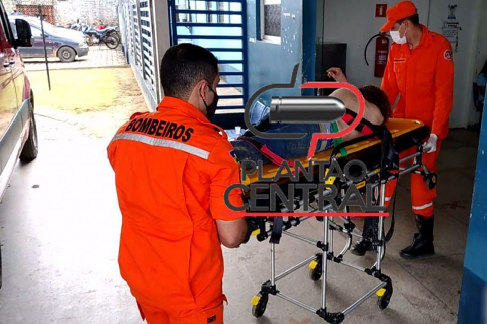 Homem tem garfo de churrasco cravado nas costas, após discussão com convidado