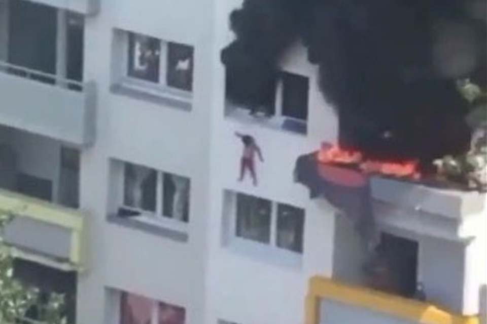 Duas crianças pulam do terceiro andar de prédio em chamas; Vídeo