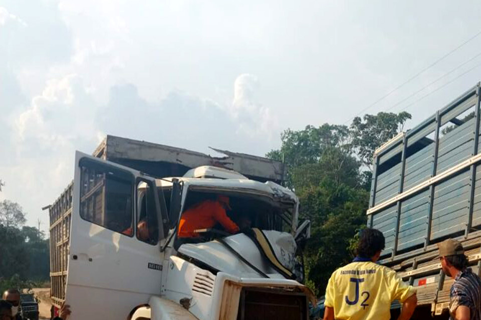 Colisão frontal entre caminhões deixa motorista as ferragens em Ji-Paraná