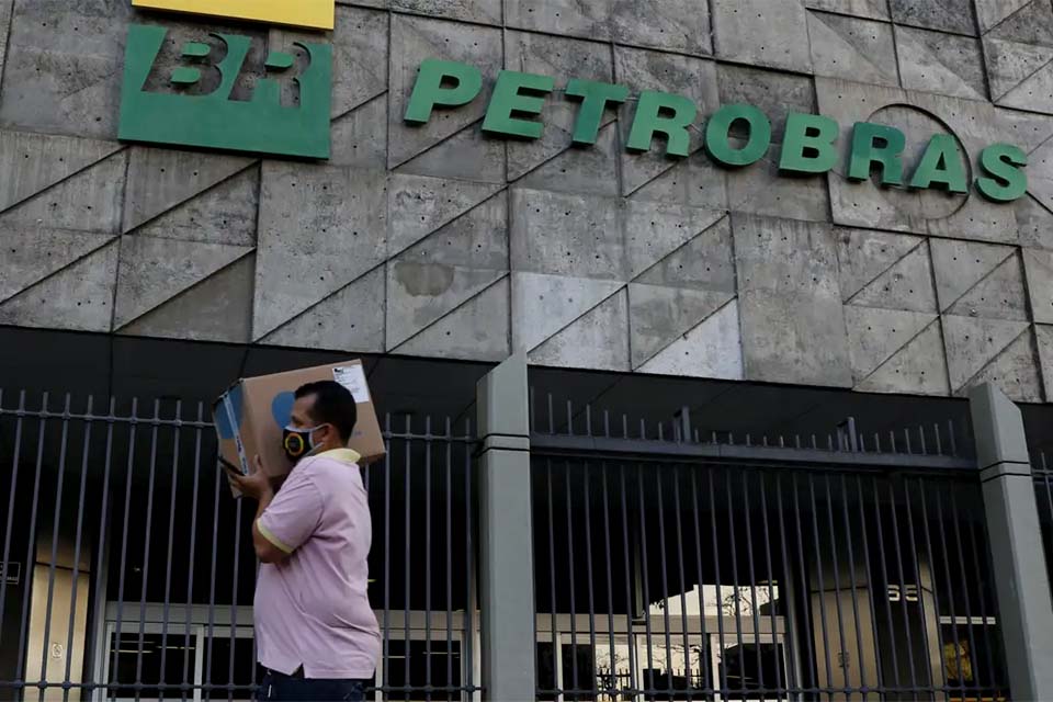 CGU constata que Petrobras vendeu refinaria abaixo do preço