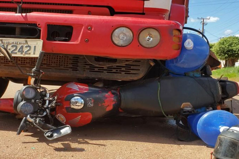  Entregador de água mineral fica ferido ao ser atingido por caminhão