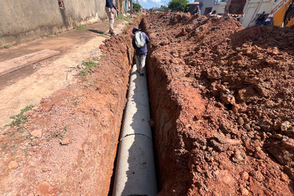 Drenagem avança na Rua Vasco da Gama no bairro três Marias