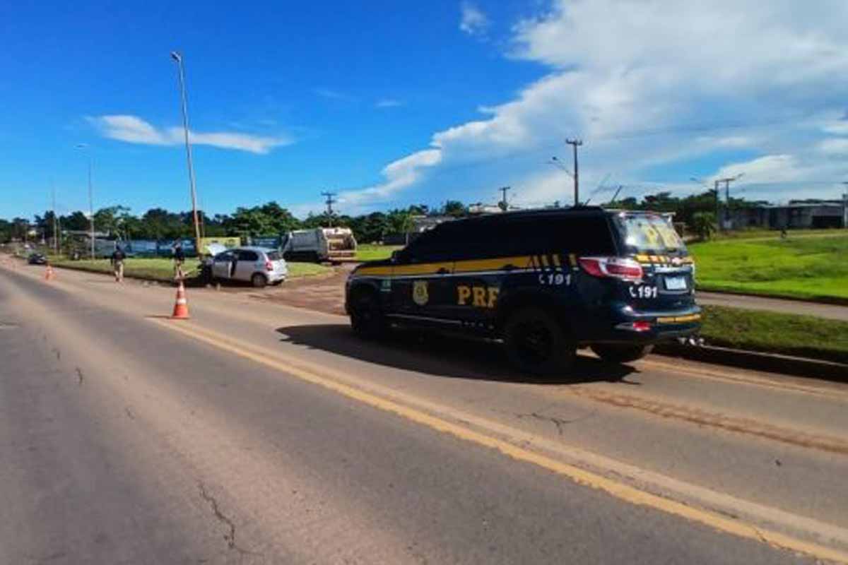 Colisão entre veículos deixa motoristas feridos na BR-364