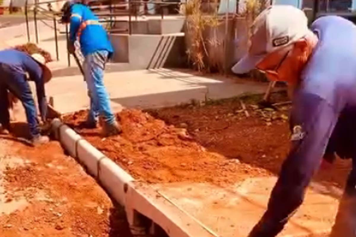 SEMOD reforça serviços de drenagem no centro de Espigão do Oeste