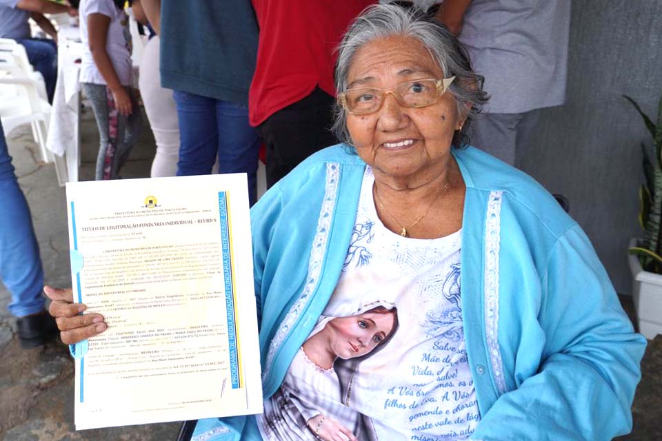 Prefeitura de Porto Velho entrega títulos definitivos a moradores de nove bairros 