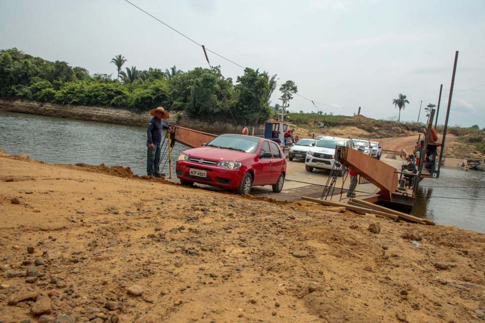 Governo garante gratuidade da travessia por balsa no rio Jamari na Rodovia-459