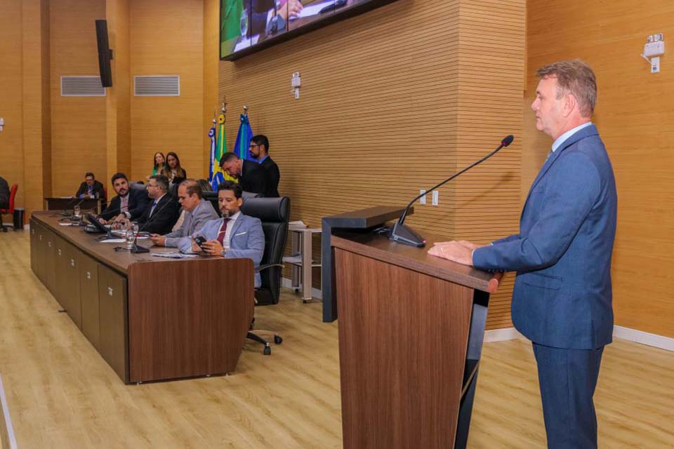 Auxílio alimentação e produtividade dos servidores do DER são debatidos em Plenário