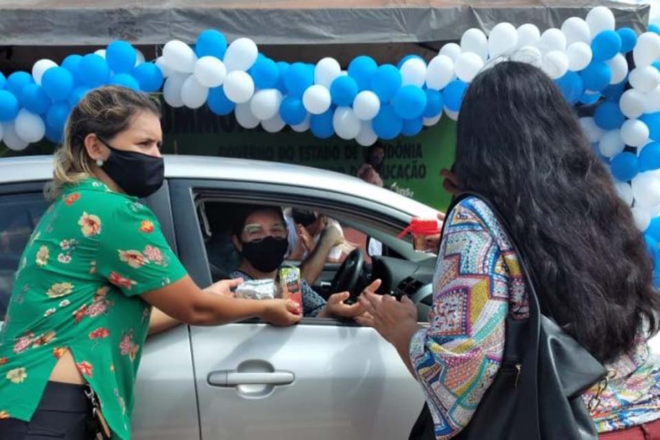 Escola Carlos Drummond de Andrade organiza drive thru de homenagens a servidores púbicos 