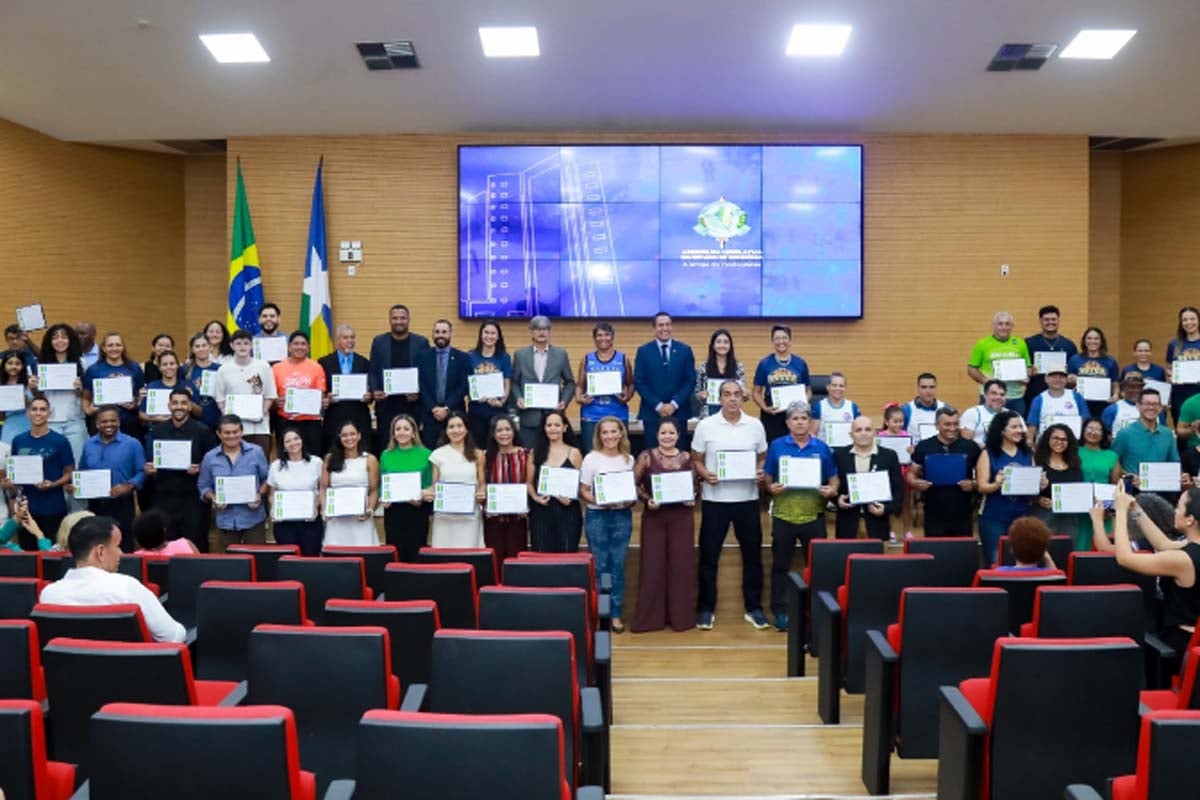 Eyder Brasil homenageia mais de 170 atletas de Rondônia na Assembleia Legislativa