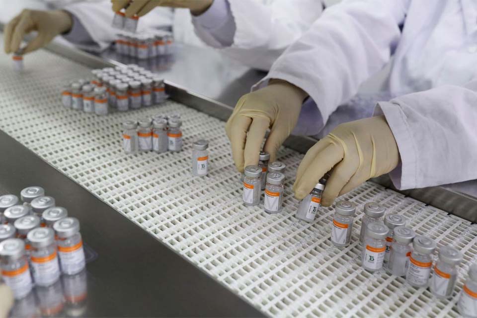 Butantan entrega mais 1 milhão de doses de vacina contra covid-19