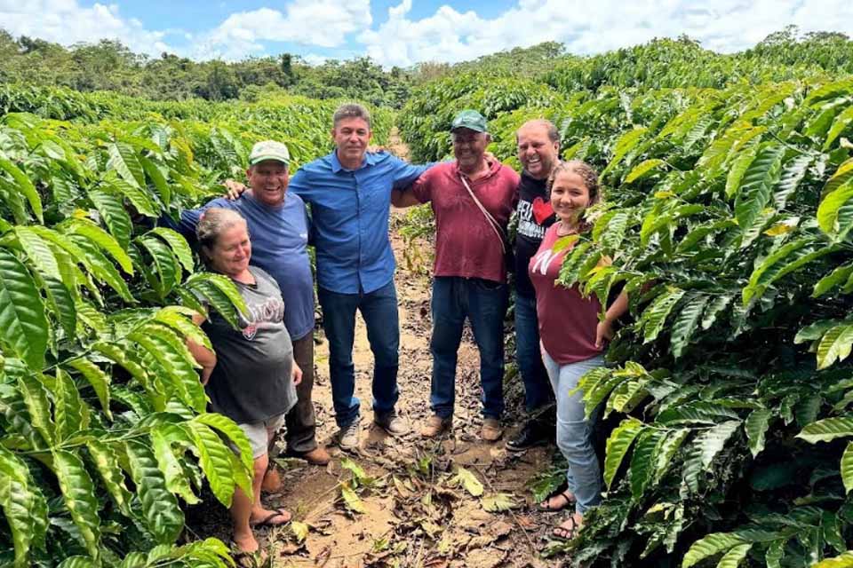 Deputado Cirone Deiró visita cafeicultores e destaca lei que define início da colheita do café em Rondônia 