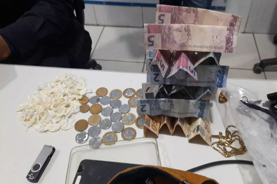 Suspeito é preso com drogas e dinheiro próximo a rodoviária