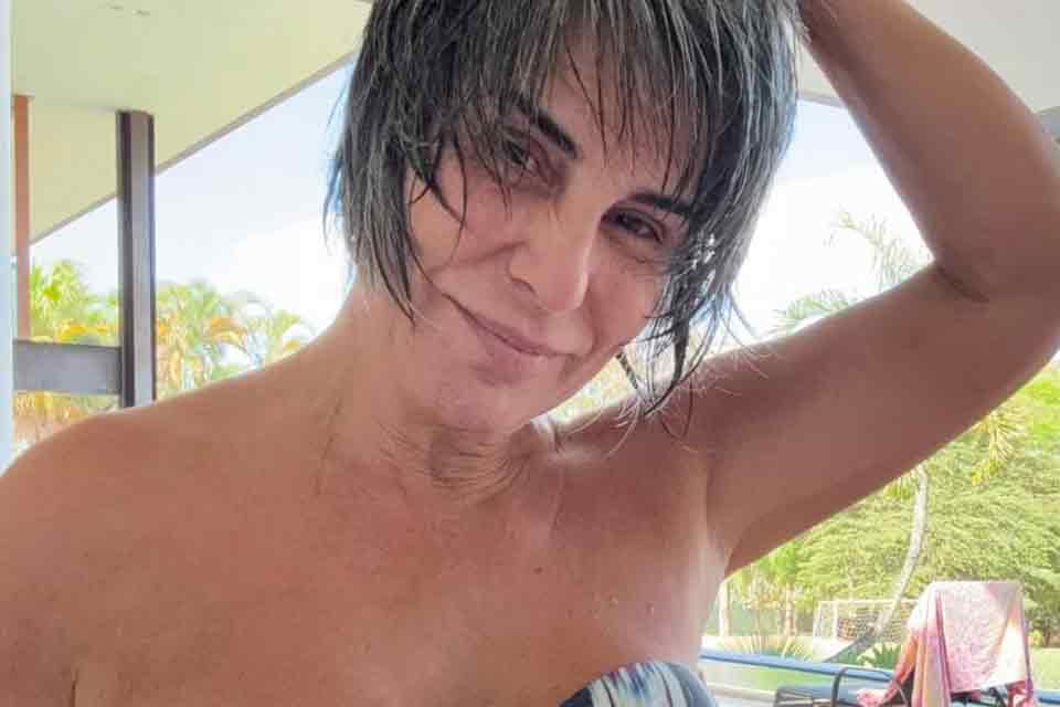 Gloria Pires posa de biquíni aos 62 anos e recebe chuva de elogios