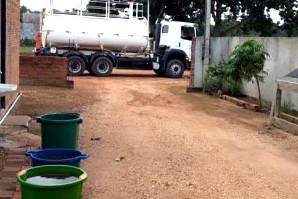 Município está sem abastecimento há dois dias e água do rio Guaporé é oferecida a moradores