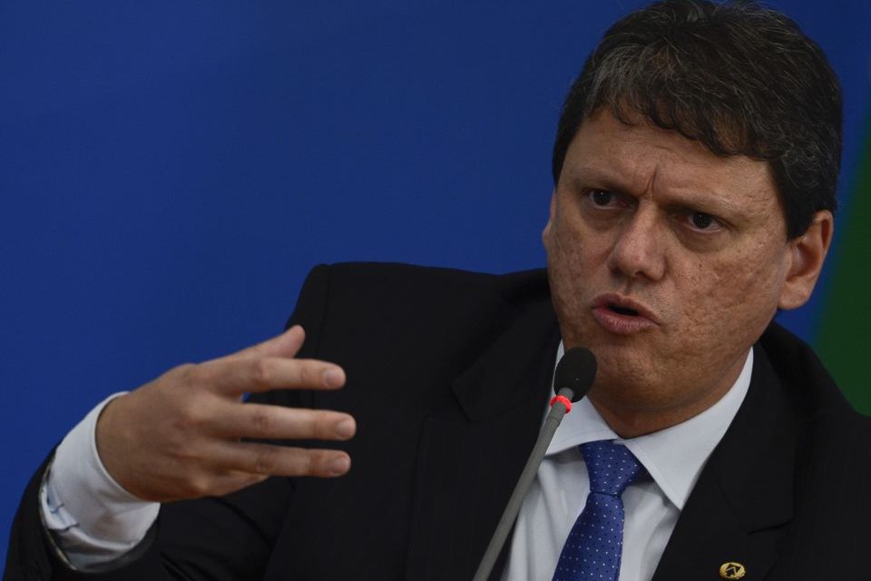 Ministro da Infraestrutura defende fim da pesagem por eixo