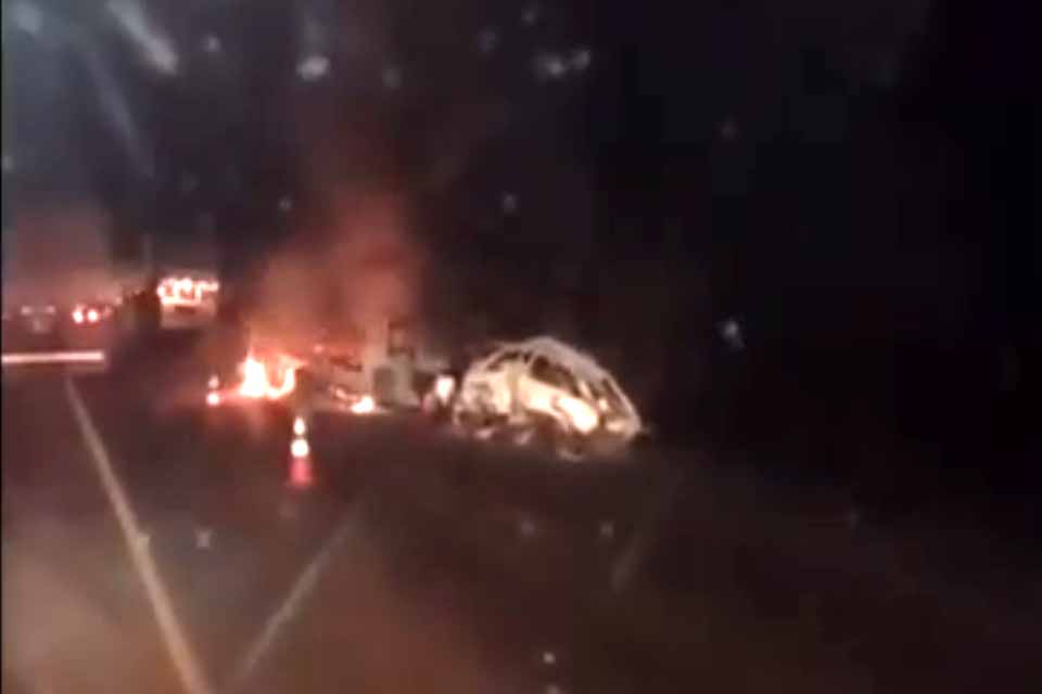Carro e caminhão são destruídos por incêndio após colisão na BR-364