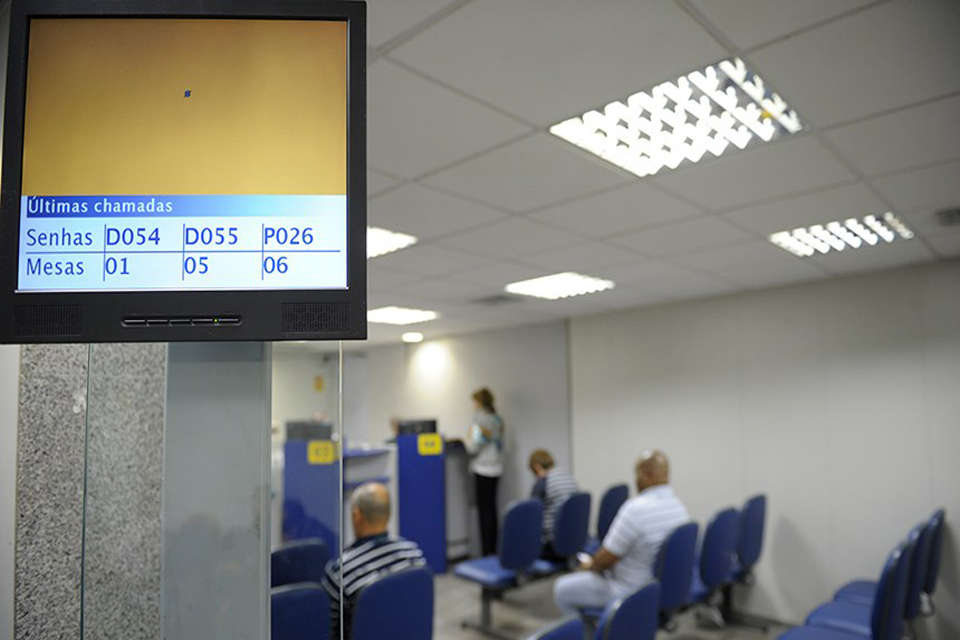 Justiça determina suspensão de parcelas de consignado prevista em projetos do Senado