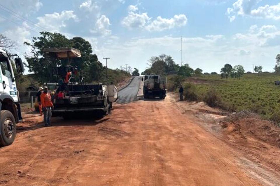 Usina de Asfalto do DER trabalha em duas frentes de serviços no município de Ji-Paraná
