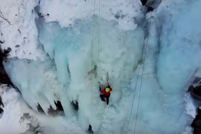 Grupo de alpinistas escalam cachoeira congelada 