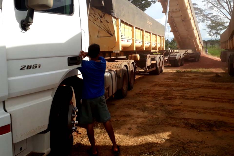 Governo atende produtores do município com transporte de calcário