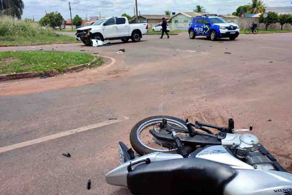 Motociclista fica ferido após colisão com caminhonete