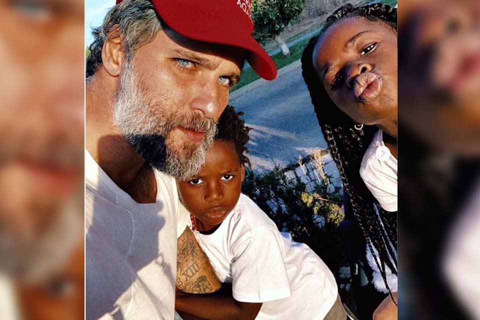 Bruno Gagliasso comemora mudança para Portugal com a família