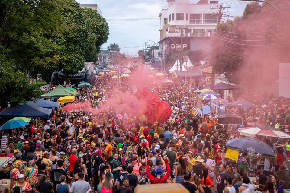 Bloco Pirarucu do Madeira arrasta foliões em Porto Velho e homenageia o carnavalesco Mestre Bainha