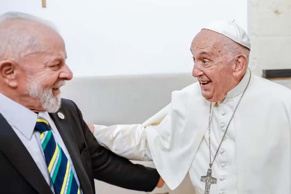 Motta, Alcolumbre e Barroso devem viajar com Lula e Janja para funeral do papa Francisco