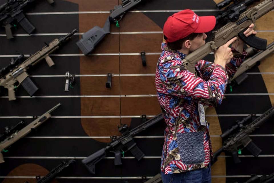 Após ataque, Biden pede endurecimento de leis sobre armas nos EUA