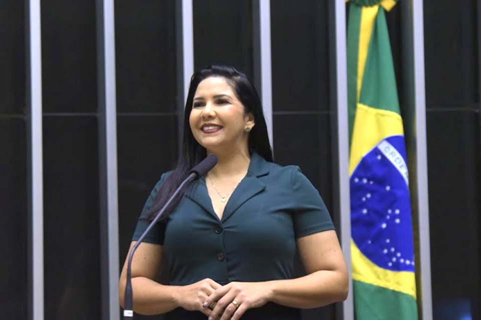 Na Câmara dos Deputados, Cristiane Lopes recebe diploma de reconhecimento nas ações de amparo à maternidade e em defesa da vida