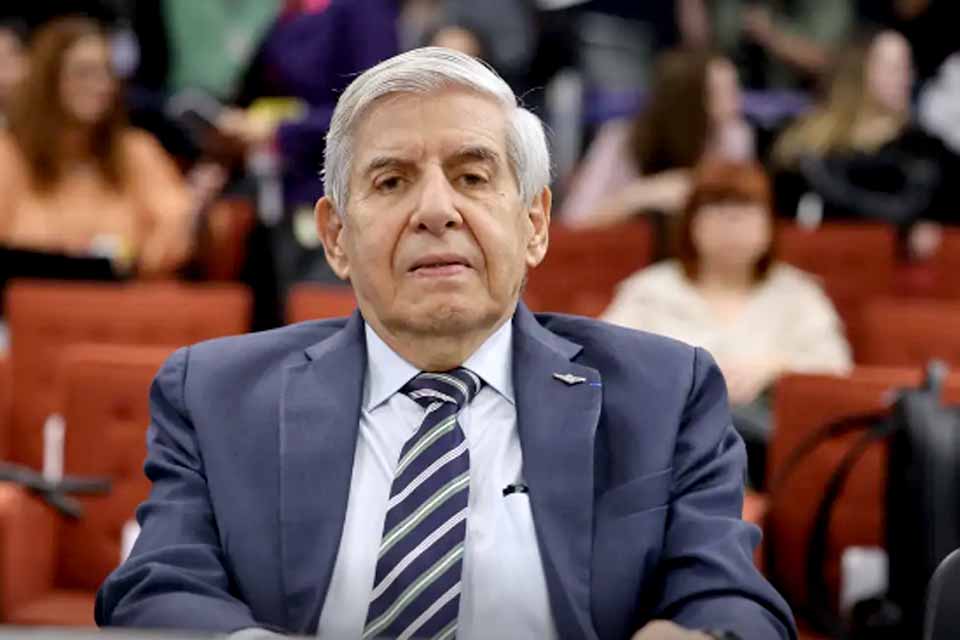 PGR é a favor de prisão domiciliar humanitária para general Heleno