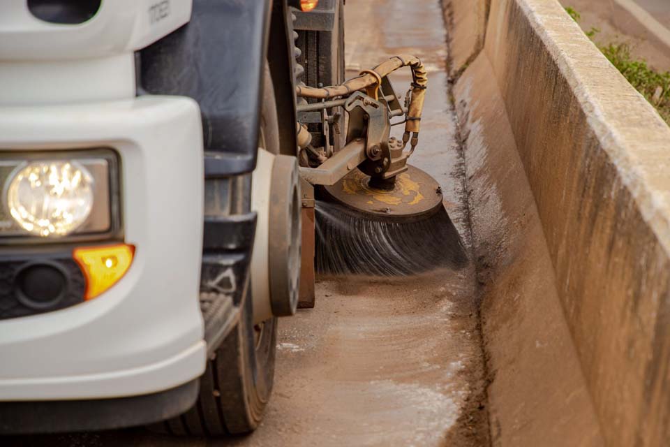 Entrada de Porto Velho, na BR-364, recebe serviços de limpeza urbana