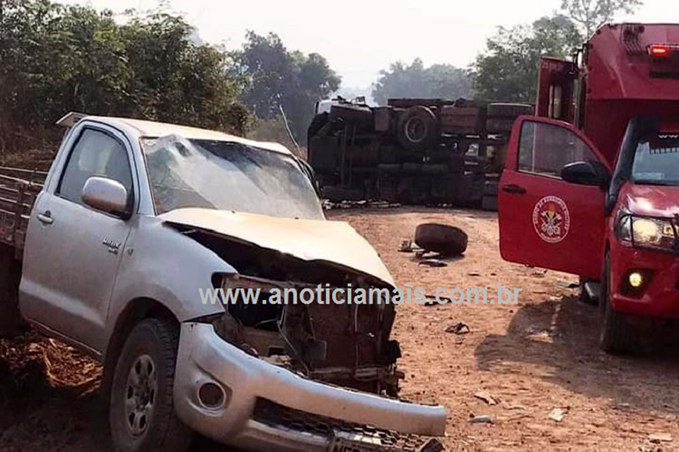 Colisão entre caminhão e caminhonete deixa família gravemente ferida