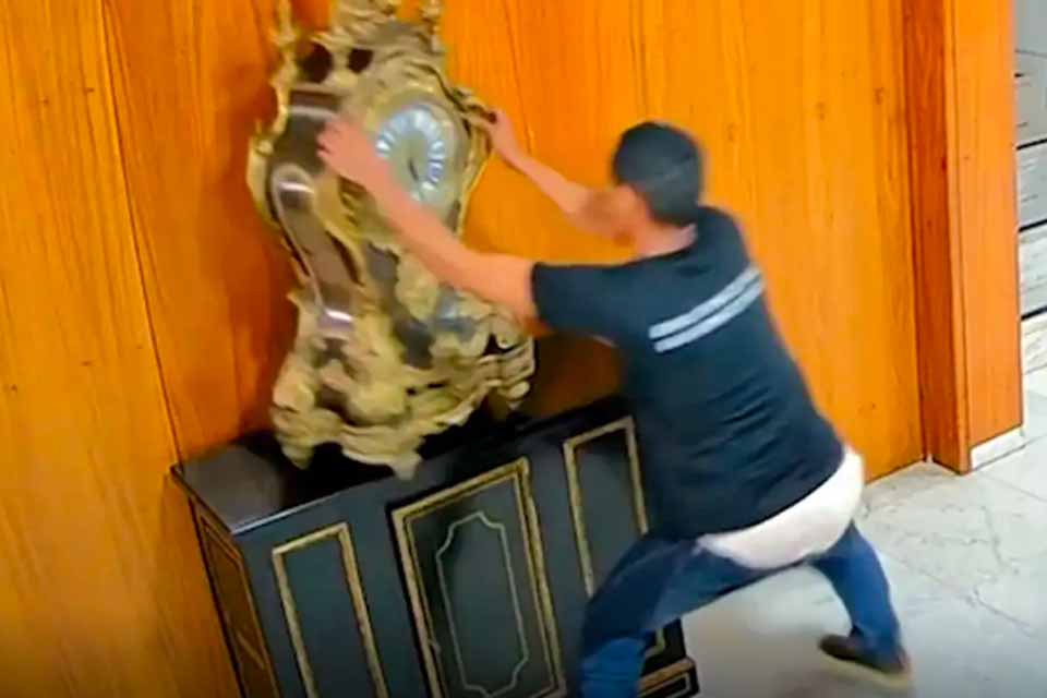 Moraes manda prender homem que quebrou relógio histórico do Planalto