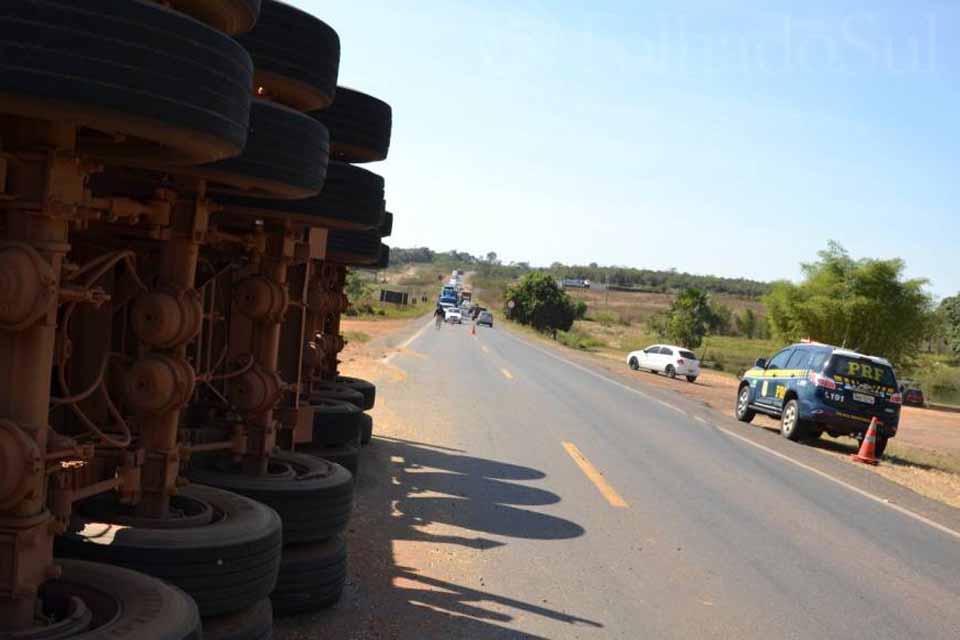 Caminhoneiro tomba na BR-364 para não atropelar motoqueiro 