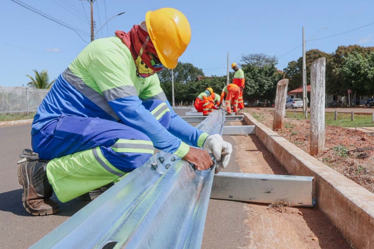 Prefeitura de Vilhena inicia instalação de 5 km de guard-rails em avenidas