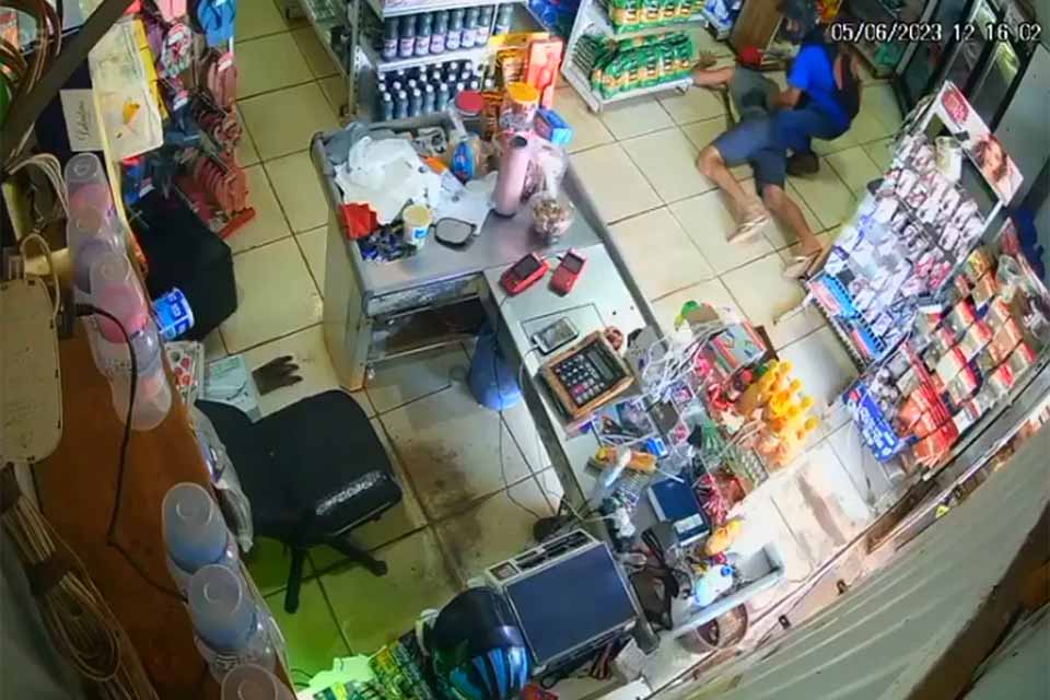 Câmera registra bandido roubando arma de empresário na zona leste