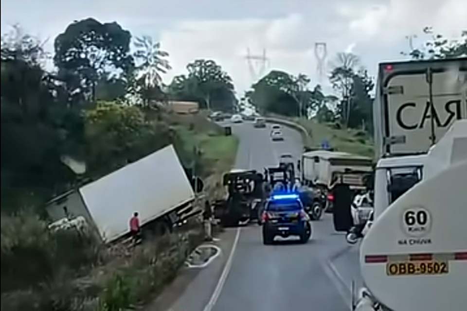 PRF é acionada após caminhão de carga sai da pista na BR-364 