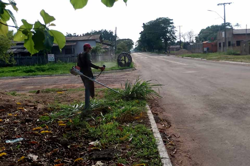 Serviços de roçagem e capina são realizados no distrito de Nova Colina