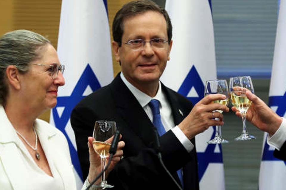 Ex-político de centro-esquerda, Herzog é eleito presidente de Israel